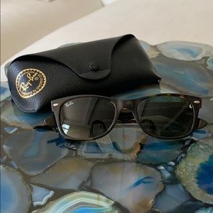 Ray ban Wayfarer tortoise shell unisex sunglasses
